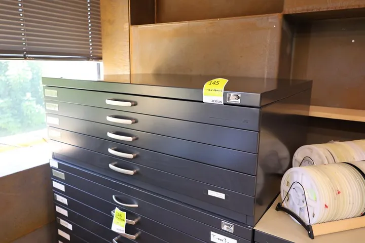 1 x C + P Flachablageschrank inkl. Inhalt Maße: 110 x 77 x 42 cm